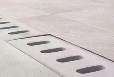 Parede com cobogós em padrão vazado.