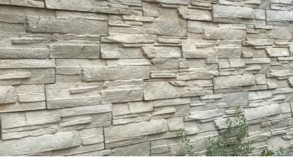 Revestimento de pedra lascada em tons claros, com textura rústica e irregular.