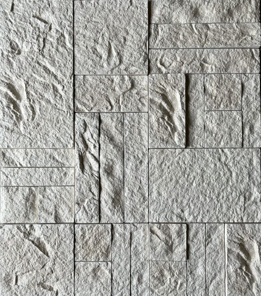 Revestimento mosaico Imperador aplicado em parede, com padrão de pequenas peças claras.