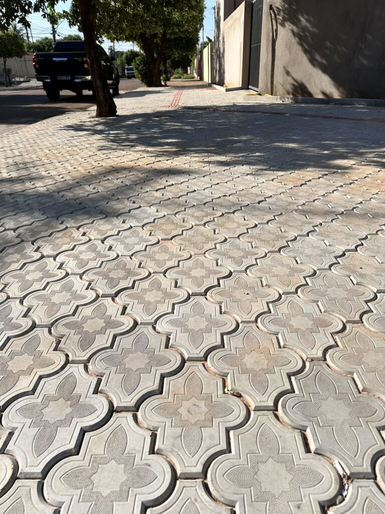 Revestimento Trevo Trabalhado com textura ornamental clara.
