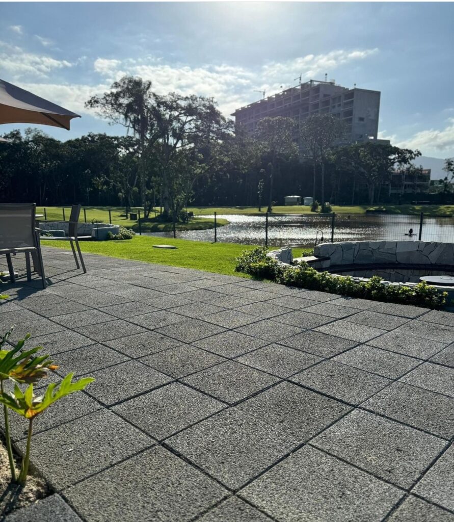 Piso drenante 45x45 com desenho vazado e função de drenagem.
