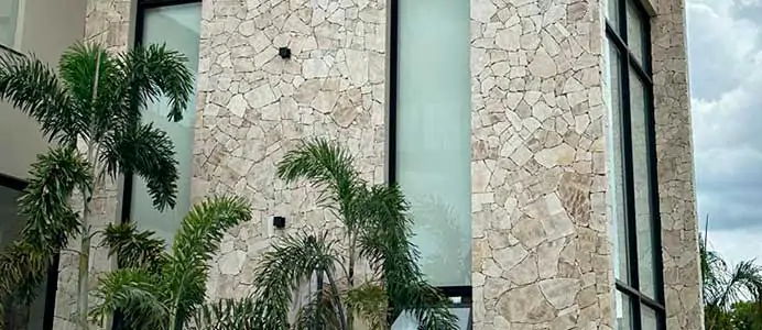 Revestimento de pedra moledo em tons naturais.